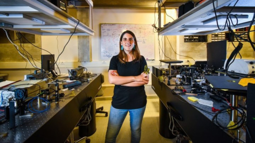 Carla Hermann recibe reconocimiento internacional por su trabajo en tecnologías cuánticas