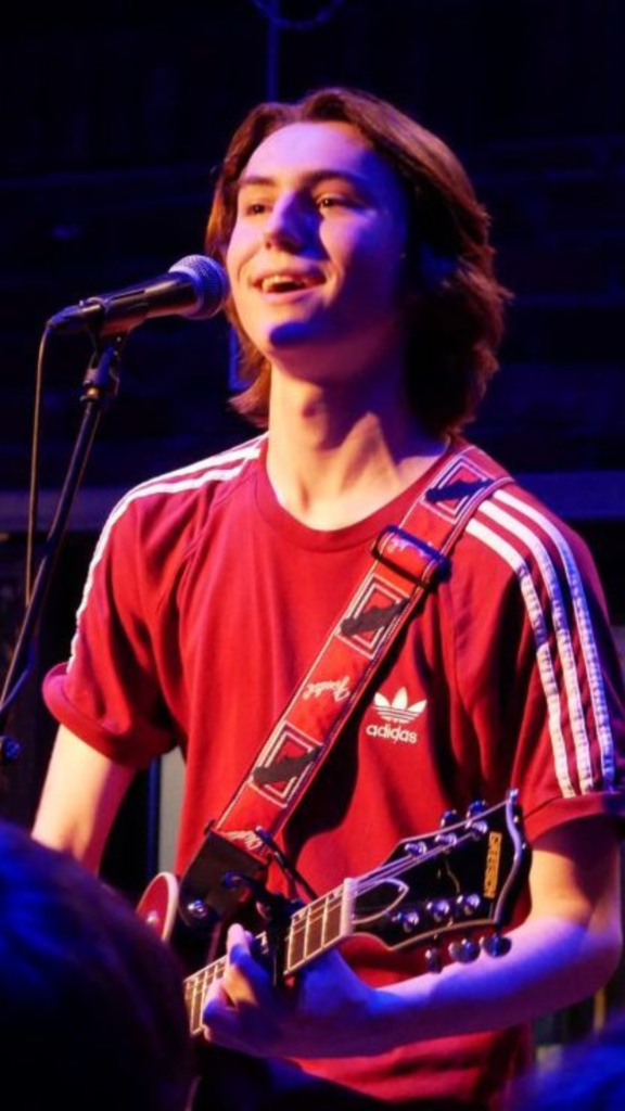 John Denton, el joven músico británico que llegará a Chile para abrir los conciertos de Los Tres