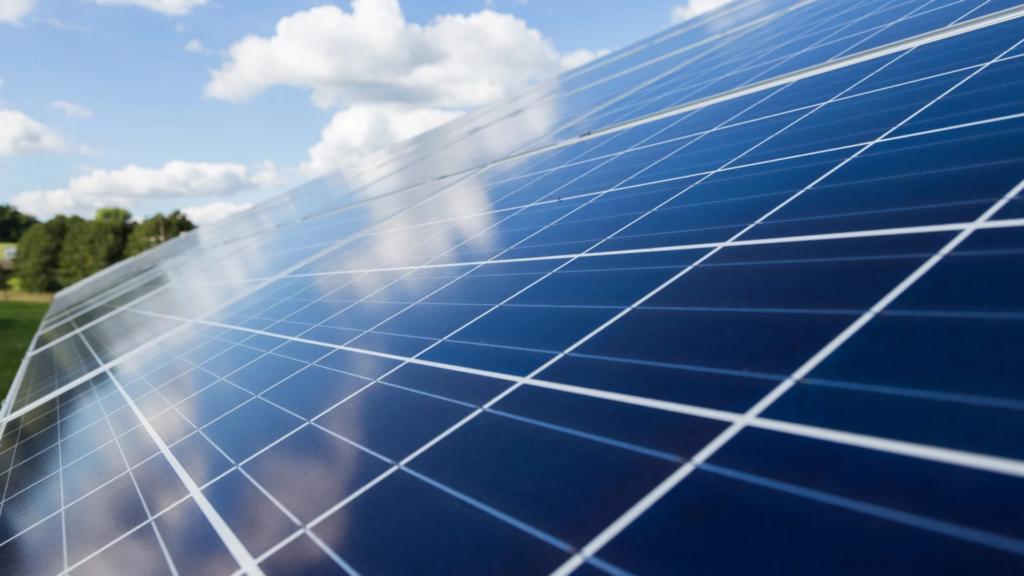 # La paradoja energética de Chile: crece la electricidad renovable, pero el país sigue dependiendo de combustibles **Un informe sobre electrificación advierte que, aunque las fuentes renovables ya aportan una parte importante de la electricidad generada en Chile, el transporte, los hogares y otras actividades continúan dependiendo principalmente de combustibles fósiles y otras fuentes no eléctricas.** Chile ha avanzado de manera importante en la incorporación de energías renovables a su sistema eléctrico. Sin embargo, ese cambio no se ha trasladado al mismo ritmo al conjunto de la energía que utiliza el país para movilizarse, producir bienes, calefaccionar viviendas y desarrollar sus actividades cotidianas. Esta es la principal conclusión que recoge un informe sobre electrificación publicado por la organización Uno Punto Cinco y difundido por ADN Radio el lunes 19 de octubre. El análisis muestra una diferencia importante entre la electricidad que se genera y el consumo energético total de Chile. En 2025, el 65,6% de la electricidad del país provino de fuentes renovables. No obstante, la electricidad representó apenas el 22,3% del consumo final de energía, y solo el 15,5% de toda la energía utilizada en Chile correspondió a electricidad de origen renovable. El resto se cubre principalmente con petróleo, gas, carbón y leña. Estas cifras son relevantes porque muestran que contar con una matriz eléctrica más limpia no significa que toda la economía haya dejado atrás los combustibles contaminantes. ## El transporte, uno de los principales desafíos Según el informe, el transporte concentra el 33,9% del consumo final de energía y depende de combustibles en un 98,9%. La electricidad representa apenas una fracción de la energía utilizada para movilizar personas y mercancías. Aunque Chile ha avanzado en electromovilidad, especialmente con el desarrollo de buses eléctricos en Santiago, la transición todavía enfrenta desafíos en el conjunto del país, donde la mayoría de los vehículos continúa utilizando combustibles convencionales. La situación también varía según la actividad económica. El informe identifica avances en la electrificación de la minería, mientras que otros sectores han experimentado cambios más lentos. ## ¿Por qué importa la electrificación? La transición hacia fuentes de energía más limpias no depende únicamente de generar electricidad renovable. También requiere ampliar las posibilidades de utilizarla en el transporte, la calefacción, los procesos industriales y otras actividades que actualmente dependen de combustibles. El informe advierte que el ritmo de electrificación ha sido lento: entre 2010 y 2024, la proporción de electricidad en el consumo final pasó de 20,4% a 22,3%. El cambio tiene implicancias ambientales y económicas. Chile importa gran parte de los combustibles que consume, por lo que una menor dependencia de ellos podría contribuir a reducir la exposición a las variaciones de los mercados internacionales. Además, la sustitución de tecnologías contaminantes puede ayudar a mejorar la calidad del aire, dependiendo de las fuentes utilizadas y de las condiciones de cada territorio. Sin embargo, avanzar en esa dirección requiere infraestructura, inversión, políticas públicas y soluciones adaptadas a las necesidades de cada sector. No basta con disponer de electricidad renovable si no existen las condiciones para sustituir los combustibles utilizados en las actividades diarias. ## Una transición que todavía está en marcha El caso chileno muestra una diferencia entre dos procesos: transformar la forma en que se genera electricidad y transformar la forma en que se consume energía. El primero ha avanzado con mayor rapidez que el segundo. La pregunta que plantea el informe es cómo convertir el crecimiento de las energías renovables en cambios concretos en el transporte, la industria y los hogares. Para un país que ha invertido en ampliar su capacidad de generación renovable, el desafío ahora consiste en que ese avance se traduzca también en un consumo energético menos dependiente de combustibles contaminantes. **Radio Latitud 30 | Ciencia, tecnología y desafíos para el futuro.**